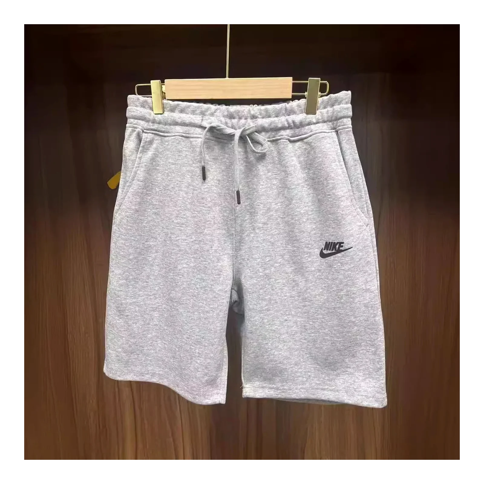 กางเกงขาสั้นผู้ชายฤดูร้อน กางเกงวิ่งออกกำลังกายใส่ด้านนอก แบรนด์สตรีท กางเกงขายาวครึ่งน่องทรงหลวม สวมใส่สบาย เข้ากับทุกสไตล์ แฟชั่นทันสมัย กางเกงขาสั้นห้าส่วน