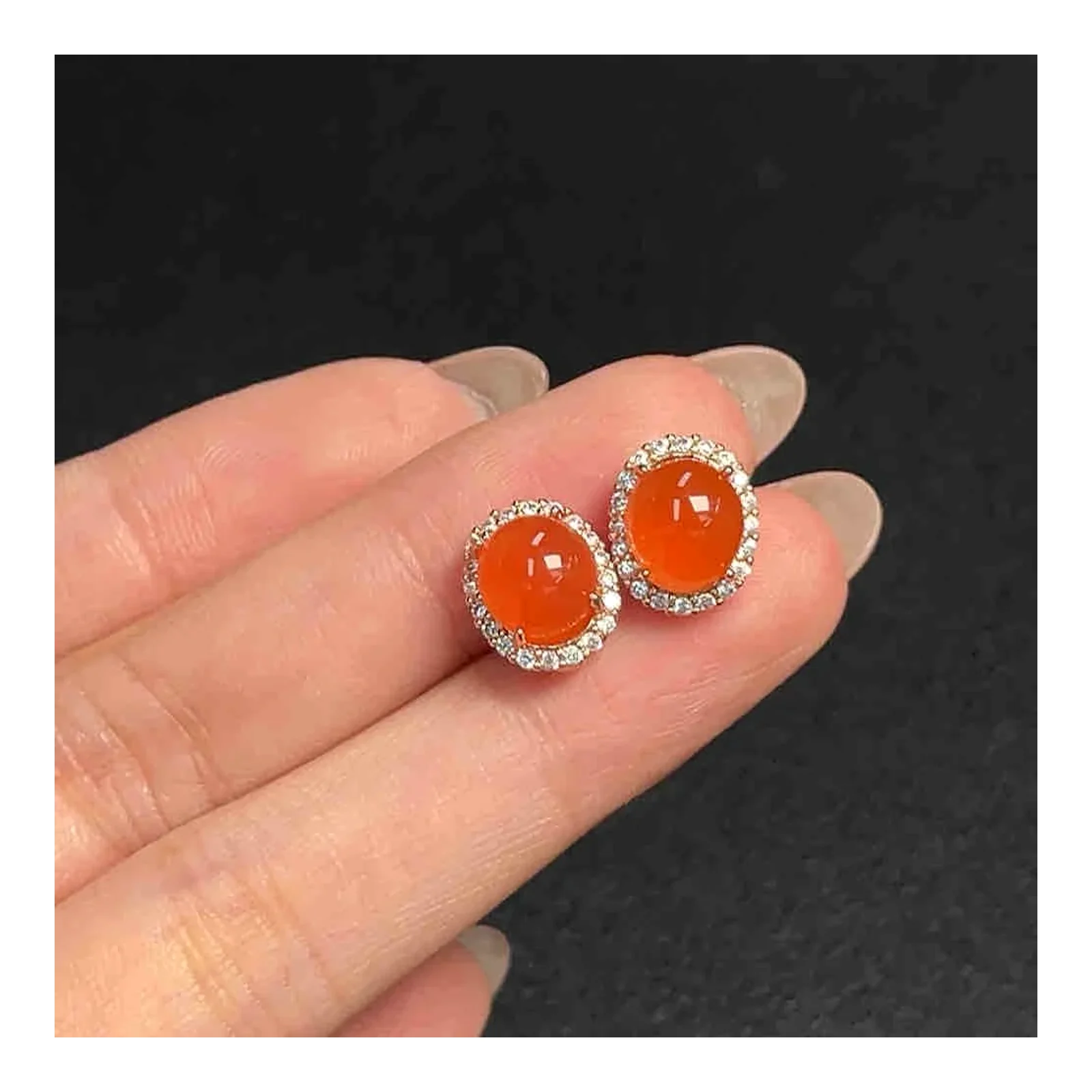 ក្រវិល agate ក្រហមខាងត្បូង។ សម្ភារៈ​ដែល​បង្កប់​គឺ​ប្រាក់។ ទំងន់សរុបនៃវត្ថុគឺប្រហែល 2.92 ក្រាម។