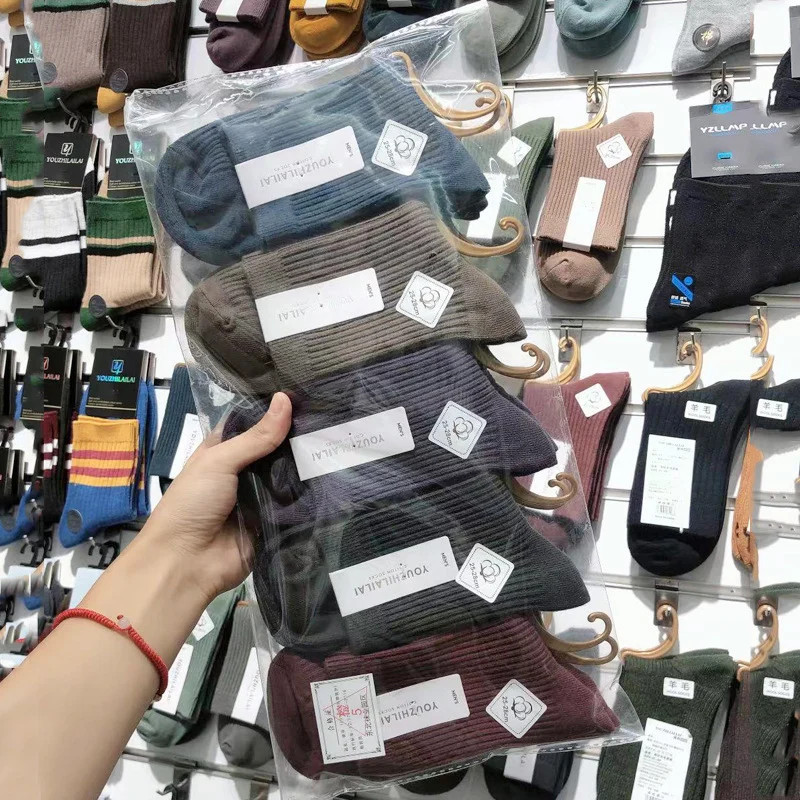 ถุงเท้าสั้นเรียบสีพื้นสำหรับใส่ประจำวัน