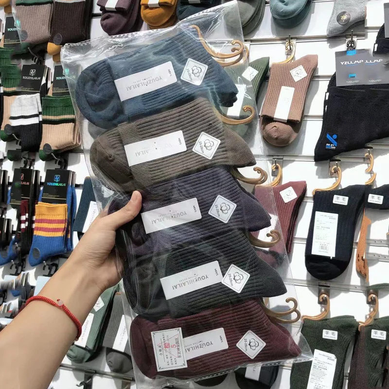 ถุงเท้าสั้นเรียบสีพื้นสำหรับใส่ประจำวัน