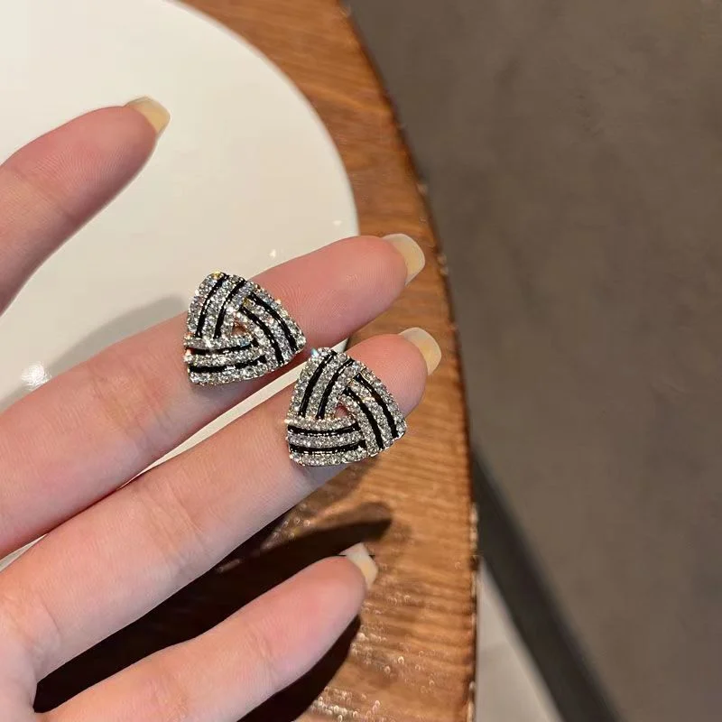 ក្រវិលត្រចៀកគុជខ្យង zircon សម្រាប់ស្ត្រី រចនាប័ទ្មខ្ពស់ ប្លែក មានស្ទីល ត្រជាក់ បែបព្រៃ ក្រវិលត្រចៀក គ្រឿងអលង្ការត្រចៀក