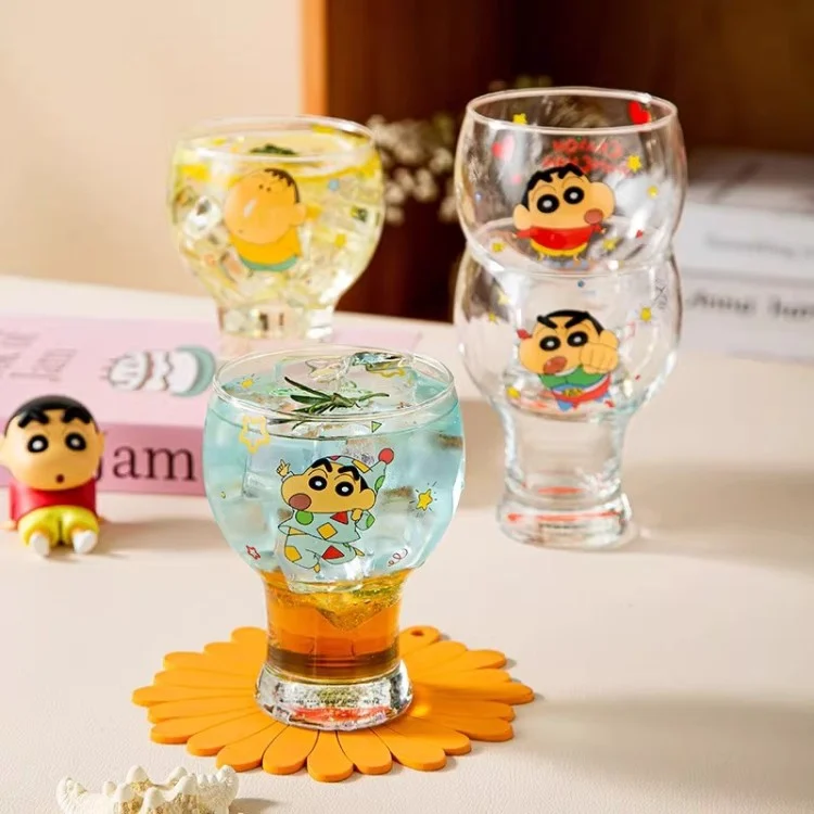 រូបថ្លុកគួរឱ្យស្រឡាញ់នៅក្នុងពែងដាក់ជង់ដែលមើលទៅខ្ពស់ក្នុងគ្រួសារ ពែងទឹកផ្លែឈើរដូវក្តៅ ពែងទឹកដោះគោ ពែងកាហ្វេ