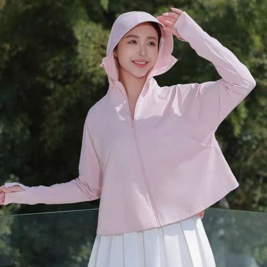 เสื้อกันแดดผู้หญิง ฤดูร้อน 2025 ผ้าไหมเย็น กันรังสียูวี ผ้าคลุมไหล่ ทรงสั้น ระบายอากาศได้ดี บางเบา เสื้อกันแดด เสื้อคลุม