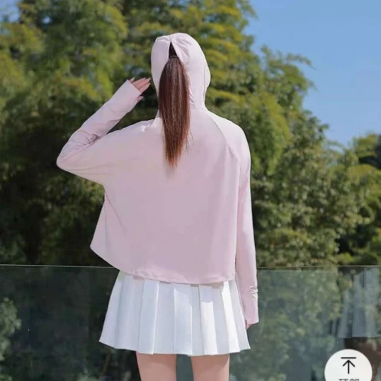 เสื้อกันแดดผู้หญิง ฤดูร้อน 2025 ผ้าไหมเย็น กันรังสียูวี ผ้าคลุมไหล่ ทรงสั้น ระบายอากาศได้ดี บางเบา เสื้อกันแดด เสื้อคลุม