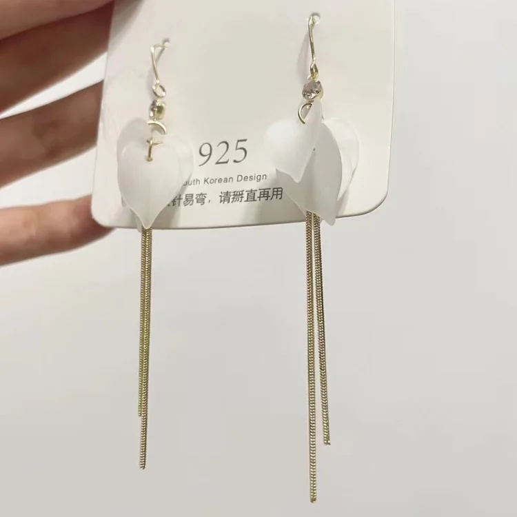 ต่างหูเกาหลีสไตล์นางฟ้า ดีไซน์กลีบดอกไม้พร้อมพู่ระย้า เข็มเงิน S925 หวานละมุน มินิมอล สดใส สไตล์อินเทรนด์