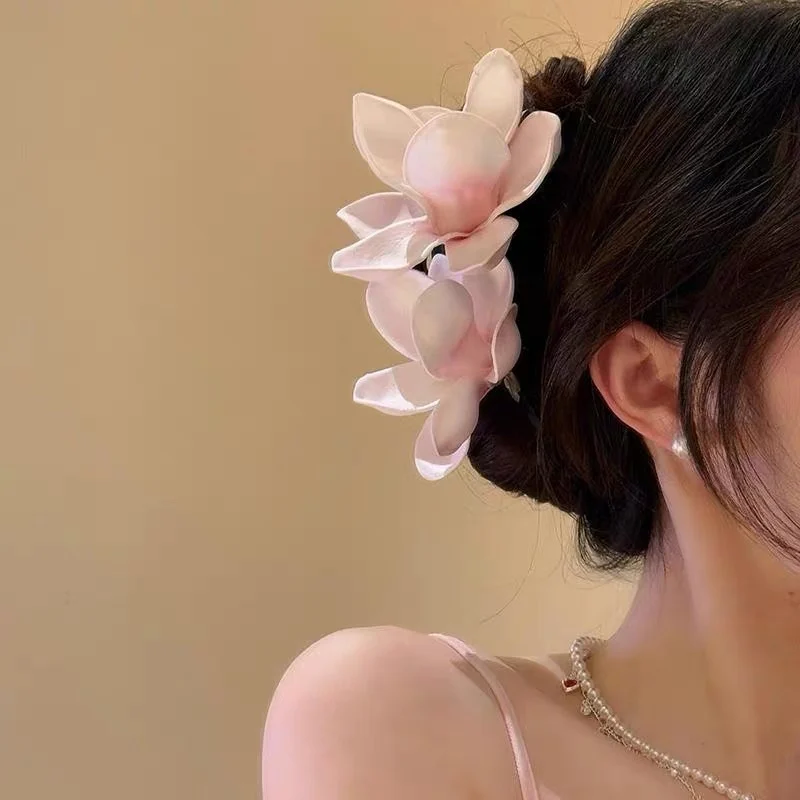 Kẹp tóc hoa sứ trang trí tóc nữ phong cách nghỉ dưỡng