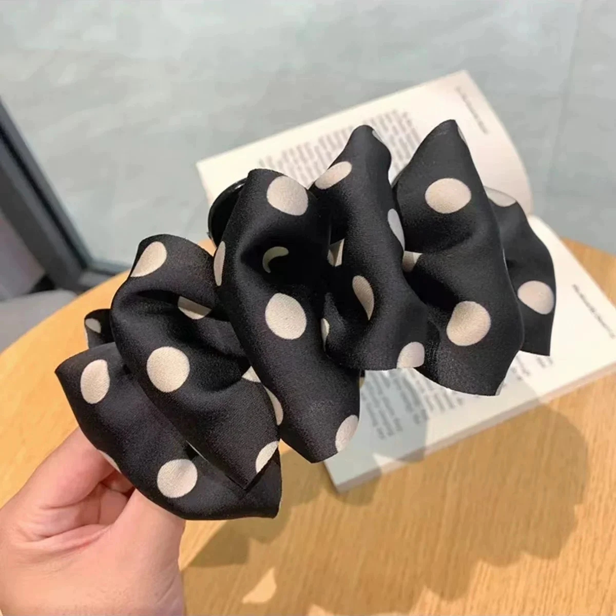 French-style polka dot cloud bubble hair claw clip for women, bow hair clip, large hair bun shark clip