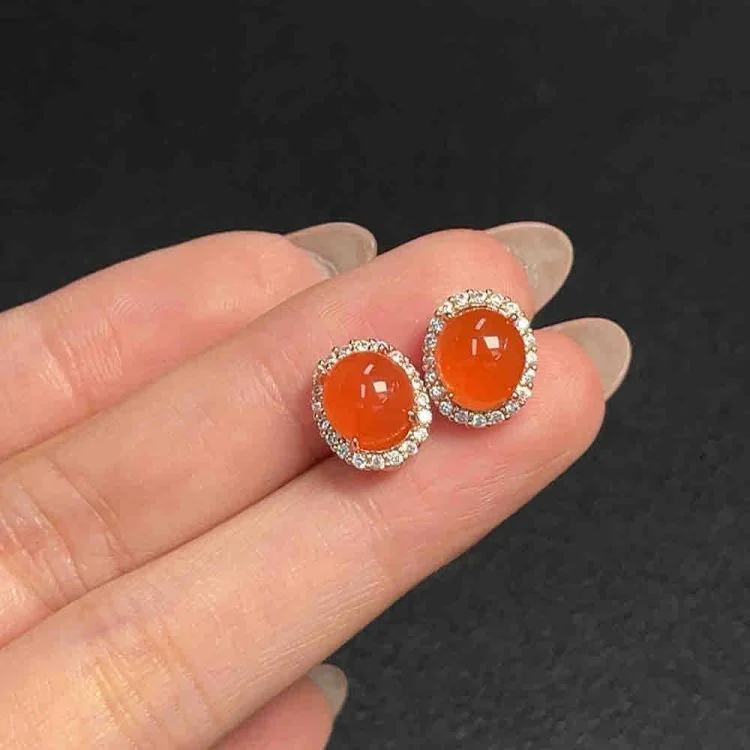 ក្រវិល agate ក្រហមខាងត្បូង។ សម្ភារៈ​ដែល​បង្កប់​គឺ​ប្រាក់។ ទំងន់សរុបនៃវត្ថុគឺប្រហែល 2.92 ក្រាម។