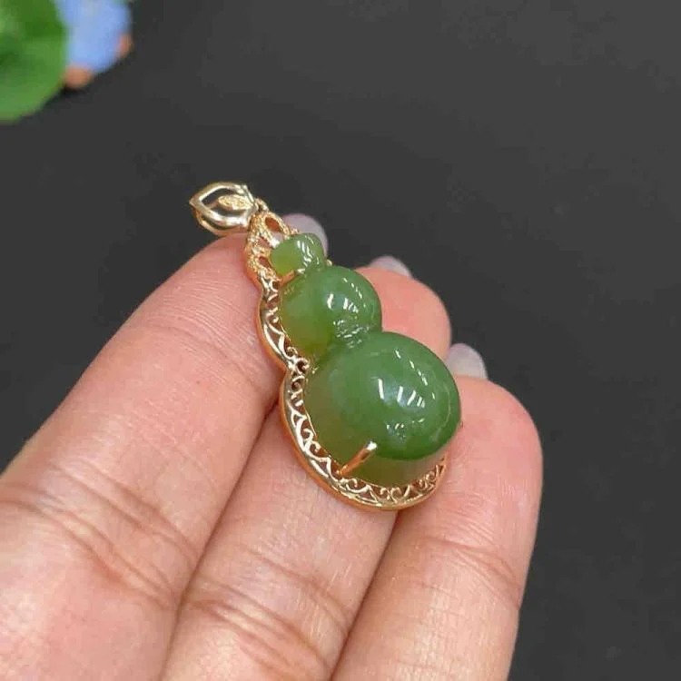 จี้หยกเหอเถียนฝังตัว น้ำเต้า น้ำหนักสินค้ารวมประมาณ 5.1g ฝังเพชรเสริม 18k