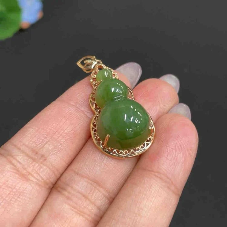 จี้หยกเหอเถียนฝังตัว น้ำเต้า น้ำหนักสินค้ารวมประมาณ 5.1g ฝังเพชรเสริม 18k