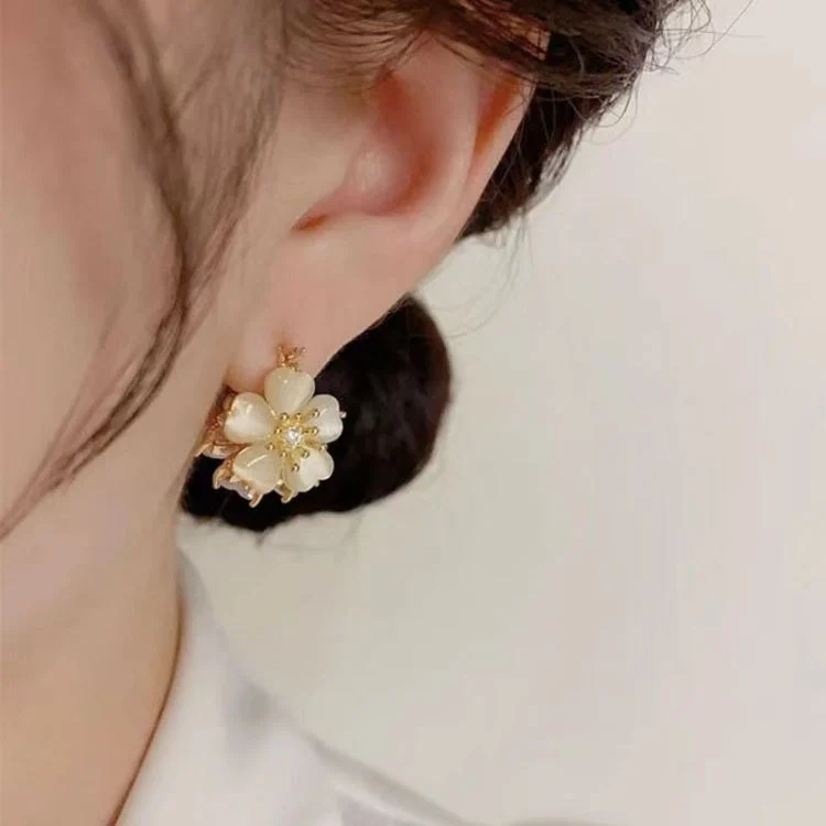 ต่างหูผู้หญิงสไตล์หวานดอกไม้สองหน้า ดีไซน์ดอกไม้ฝาแฝดใต้แสงจันทร์สระบัว สวมใส่ได้สองด้าน ต่างหูห่วงหินตาแมวหรูหรา เครื่องประดับหู