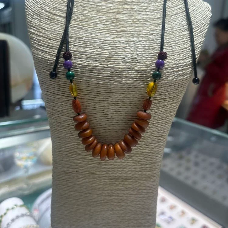 สร้อยคออำพันธรรมชาติเก่าแก่จากรัสเซีย ใช้เป็นสร้อยคอแบบสวมกับเสื้อสเวตเตอร์ได้ เข้ากันแล้วมีเสน่ห์มาก