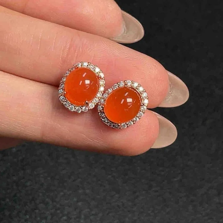 ក្រវិល agate ក្រហមខាងត្បូង។ សម្ភារៈ​ដែល​បង្កប់​គឺ​ប្រាក់។ ទំងន់សរុបនៃវត្ថុគឺប្រហែល 2.92 ក្រាម។