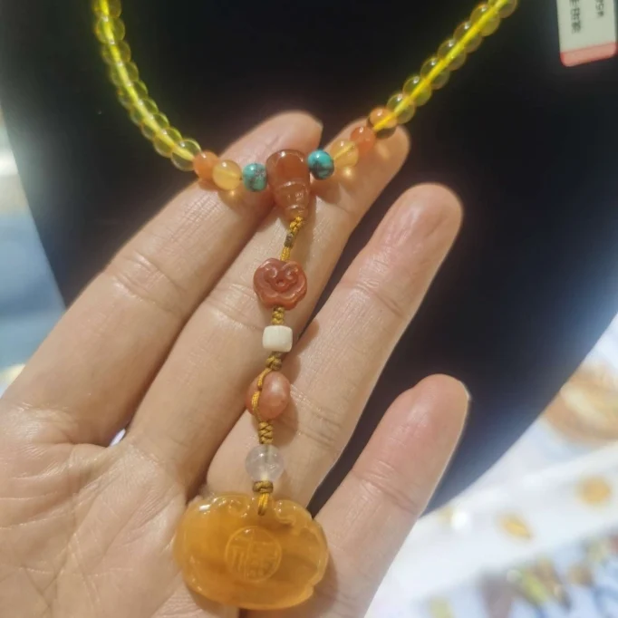 สร้อยคอขี้ผึ้งธรรมชาติของรัสเซียสีเทอร์ควอยซ์และสีแดงทางใต้สามารถใช้เป็นสร้อยข้อมือได้